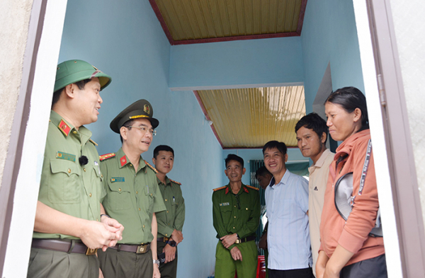 Bài 1: Thắm đượm tình quân dân -0