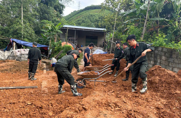 Cảnh sát cơ động vượt suối, băng rừng giúp đồng bào Thái Nguyên xoá nhà tạm -0