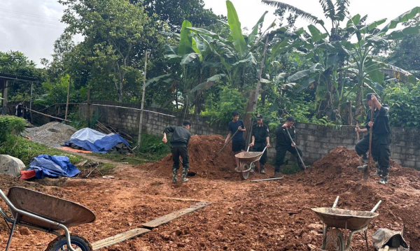 Cảnh sát cơ động vượt suối, băng rừng giúp đồng bào Thái Nguyên xoá nhà tạm -1