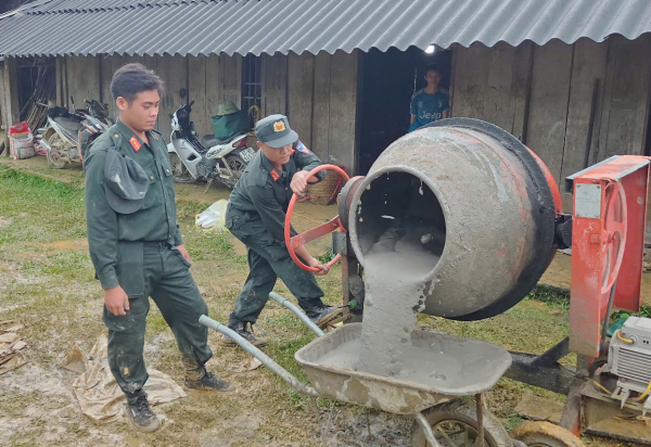 Cảnh sát cơ động vượt suối, băng rừng giúp đồng bào Thái Nguyên xoá nhà tạm -2