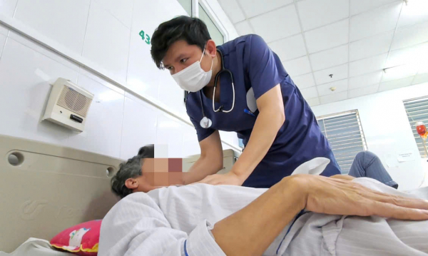 Hai người phải nhập viện cấp cứu sau khi ăn tiết canh, nem sống -0