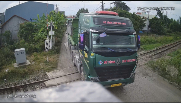 Liên tục xe tải chắn đường ray -   hiểm họa treo lơ lửng trên tuyến Bắc Nam -0