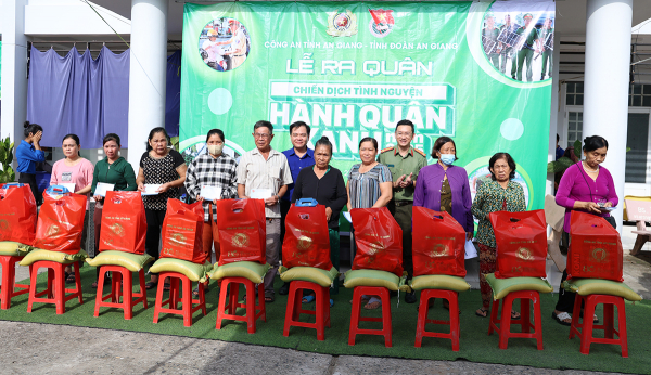 Thăm khám, cấp phát thuốc miễn phí, tặng quà người dân Ba Chúc -0