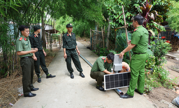 Thăm khám, cấp phát thuốc miễn phí, tặng quà người dân Ba Chúc -1