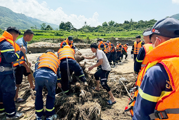 Công an Sơn La huy động lực lượng hỗ trợ, giúp nhân dân khắc phục hậu quả mưa lũ -0