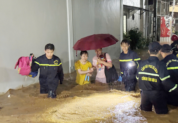 Công an Sơn La huy động lực lượng hỗ trợ, giúp nhân dân khắc phục hậu quả mưa lũ -0