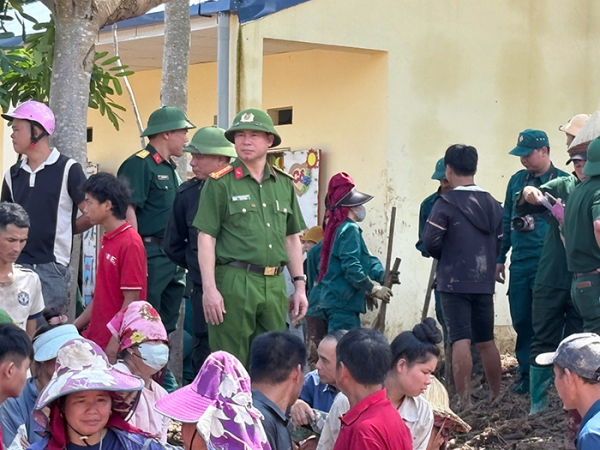 Công an Sơn La huy động lực lượng hỗ trợ, giúp nhân dân khắc phục hậu quả mưa lũ -1