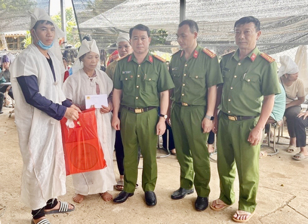 Công an Sơn La huy động lực lượng hỗ trợ, giúp Nhân dân khắc phục hậu quả mưa lũ -0
