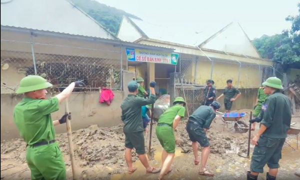 Những hành động cao đẹp của Công an Nghệ An trong hành trình giúp dân khắc phục bão lũ -0
