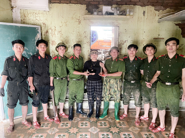 Những hành động cao đẹp của Công an Nghệ An trong hành trình giúp dân khắc phục bão lũ -0