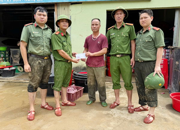 Những hành động cao đẹp của Công an Nghệ An trong hành trình giúp dân khắc phục bão lũ -1