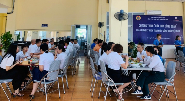 “Bữa cơm Công đoàn”&nbsp; ấm lòng giữa ca làm việc -1