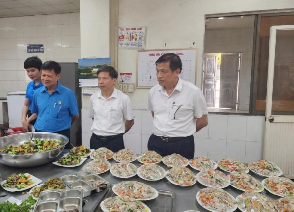 “Bữa cơm Công đoàn”&nbsp; ấm lòng giữa ca làm việc -1