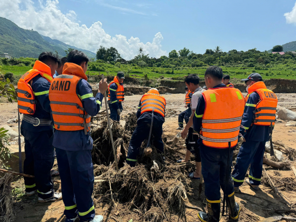 Sắc áo xanh – điểm tựa của đồng bào vùng lũ tại Sơn La -5