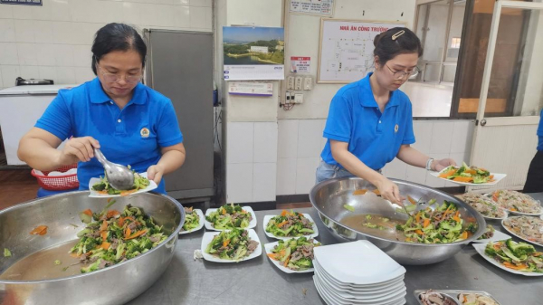 “Bữa cơm Công đoàn”&nbsp; ấm lòng giữa ca làm việc -0