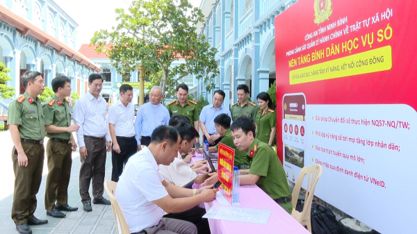Các đại biểu tham quan điểm hướng dẫn người dân kích hoạt, đăng nhập, sử dụng VNeID và tham gia phong trào “Bình dân học vụ số”.