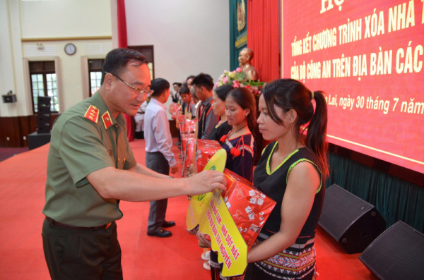 Bộ Công an bàn giao hơn 6.000 căn nhà cho hộ nghèo ở Tây Nguyên -0