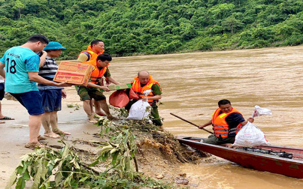 Công an tỉnh Nghệ An: Cùng dân trong tâm lũ -0