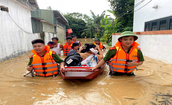 Công an tỉnh Nghệ An: Cùng dân trong tâm lũ -0