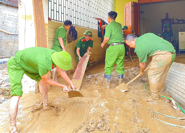 Công an tỉnh Nghệ An: Cùng dân trong tâm lũ -0