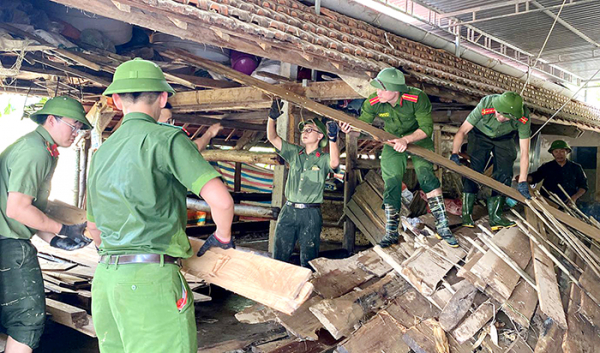 Công an tỉnh Nghệ An: Cùng dân trong tâm lũ -0