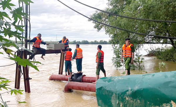 Công an tỉnh Nghệ An: Cùng dân trong tâm lũ -0