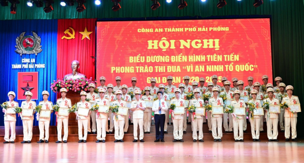 Công an Hải Phòng vinh danh 100 gương điển hình tiên tiến -0