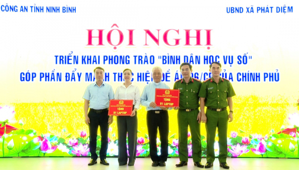 Đại tá Đỗ Hoài Nam, Phó Giám đốc Công an tỉnh Ninh Bình trao laptop tặng Trung tâm Hành chính công xã Phát Diệm và Giáo xứ Phát Vinh.
