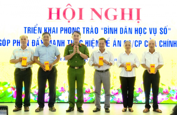 Đại diện lãnh đạo Phòng Cảnh sát Quản lý hành chính về TTXH trao điện thoại và sim cho bà con giáo dân.