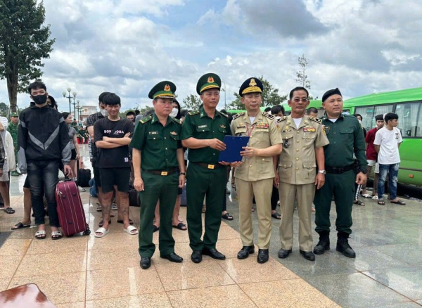 Bàn giao 85 công dân Việt Nam liên quan lừa đảo trực tuyến từ Campuchia -0