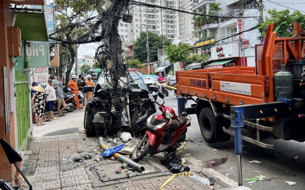 Tài xế xe bán tải tử vong sau khi tông gãy cột điện có dấu hiệu đột quỵ -0