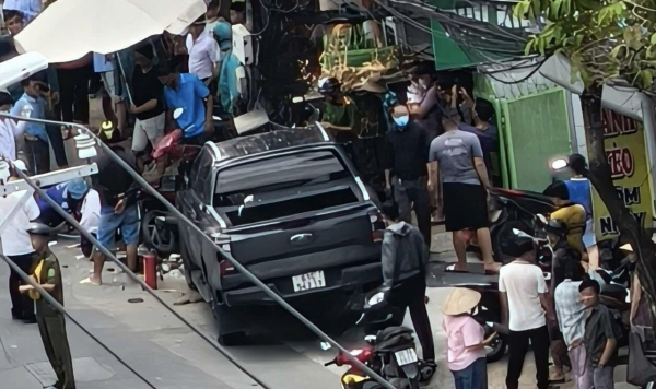 Tài xế xe bán tải tử vong sau khi tông gãy cột điện có dấu hiệu đột quỵ -0