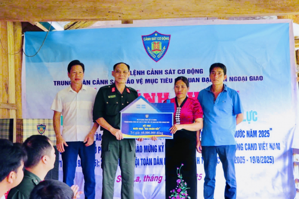 Bộ Tư lệnh Cảnh sát cơ động tặng nhà đại đoàn kết cho người dân nghèo ở Lóng Phiêng, Sơn La -0