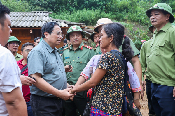 Thủ tướng tới Điện Biên, thăm hỏi người dân, chỉ đạo khắc phục hậu quả thiên tai nặng nề -0