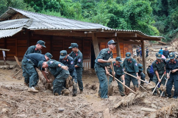 Thủ tướng tới Điện Biên, thăm hỏi người dân, chỉ đạo khắc phục hậu quả thiên tai nặng nề -0