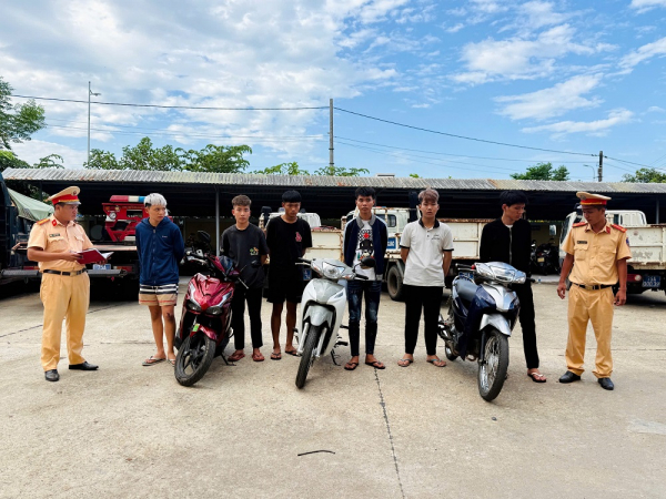 Triệu tập 6 học sinh lớp 11 chạy xe không đội mũ bảo hiểm, lạng lách, va chạm giao thông -0