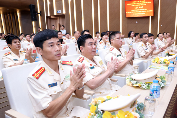 Tổng Bí thư Tô Lâm gặp mặt thân mật điển hình tiên tiến Đại hội Thi đua 