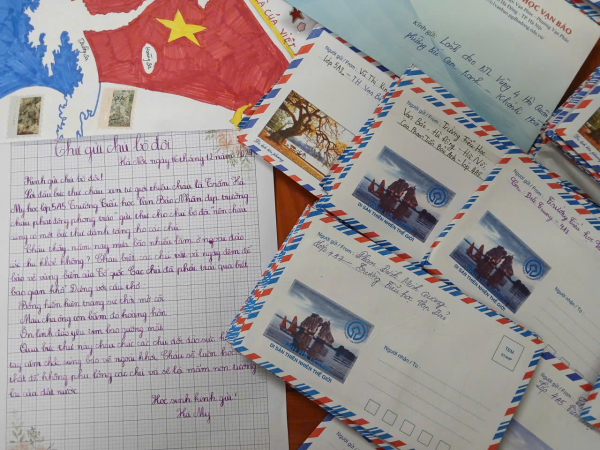 Trao hàng trăm lá thư của học sinh một trường tiểu học ở Hà Nội gửi bộ đội Trường Sa -0