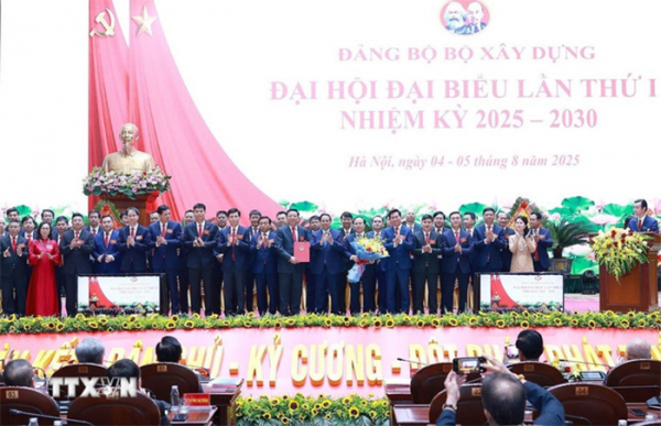 Bí thư Đảng ủy Chính phủ, Thủ tướng Chính phủ Phạm Minh Chính trao quyết định của Đảng ủy Chính phủ chỉ định Ban chấp hành, Ban thường vụ, Bí thư, Phó Bí thư Đảng uỷ Bộ Xây dựng lần thứ nhất, nhiệm kỳ 2025-2030. (Ảnh: Dương Giang/TTXVN)