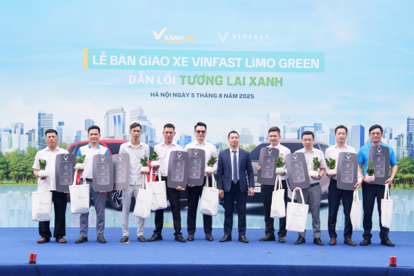VinFast bàn giao lô xe Limo Green đầu tiên cho khách hàng -0