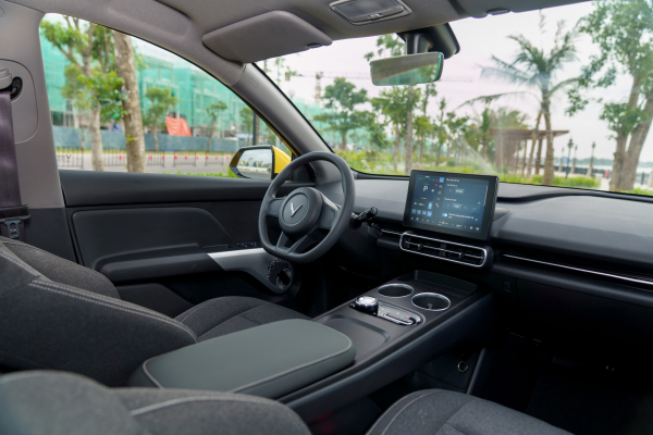 VinFast bàn giao lô xe Limo Green đầu tiên cho khách hàng -1