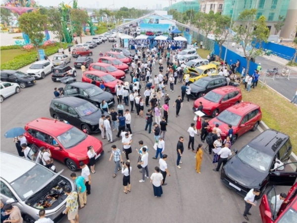 VinFast bàn giao lô xe Limo Green đầu tiên cho khách hàng -0