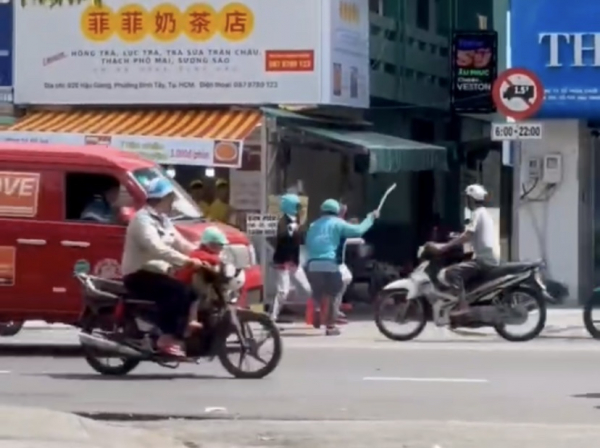 Nhóm xe ôm công nghệ ẩu đả gây náo loạn đường phố -0