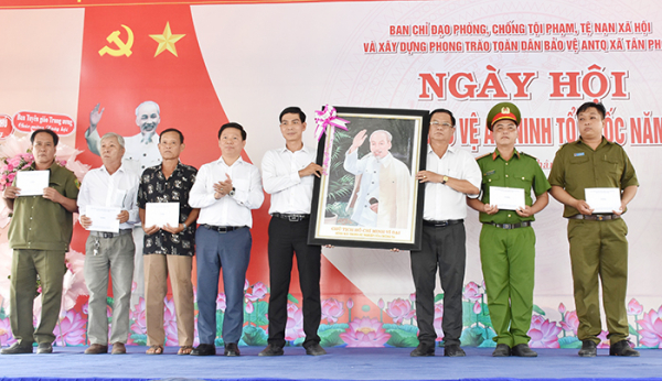 Tiếp nối chặng đường xây dựng “điểm tựa lòng dân” nơi cực Nam Tổ quốc -0