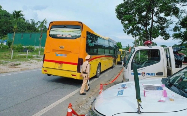 Xử phạt 2 xe khách và trừ điểm giấy phép lái xe do chở quá số người quy định -0