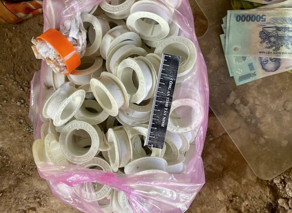 Phá trường gà, tạm giữ 51 con bạc với hơn 200 triệu đồng -2