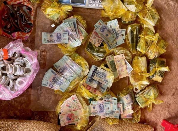 Phá trường gà, tạm giữ 51 con bạc với hơn 200 triệu đồng -3