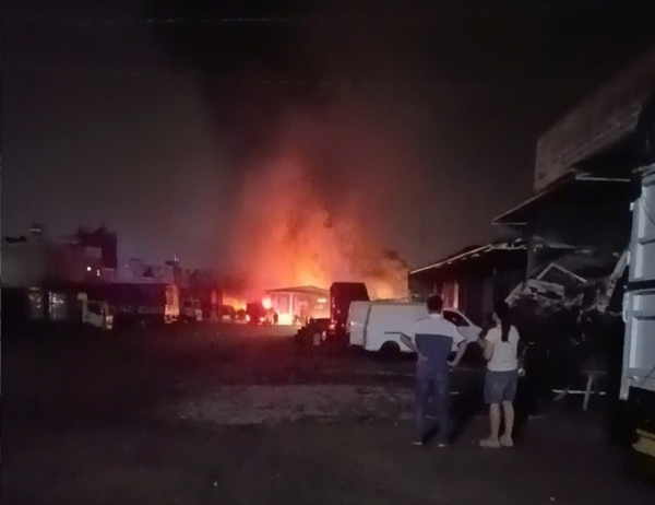 Xuyên đêm ngăn đám cháy từ bãi phế liệu vào bãi xe và khu dân cư -0