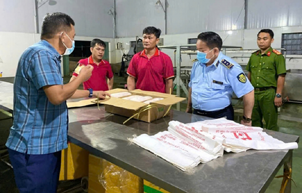 Bắt giữ, tiêu hủy hơn 100 tấn heo đông lạnh đã bốc mùi, nổi đốm trên da -0