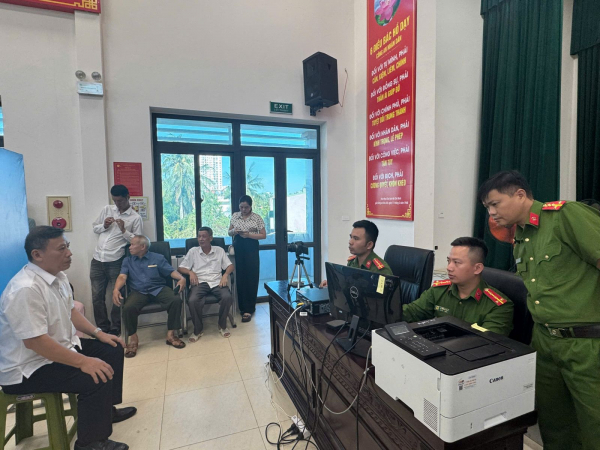 Công an Thanh Hóa đồng loạt triển khai cấp đổi Thẻ đảng viên trên nền tảng dữ liệu dân cư -0